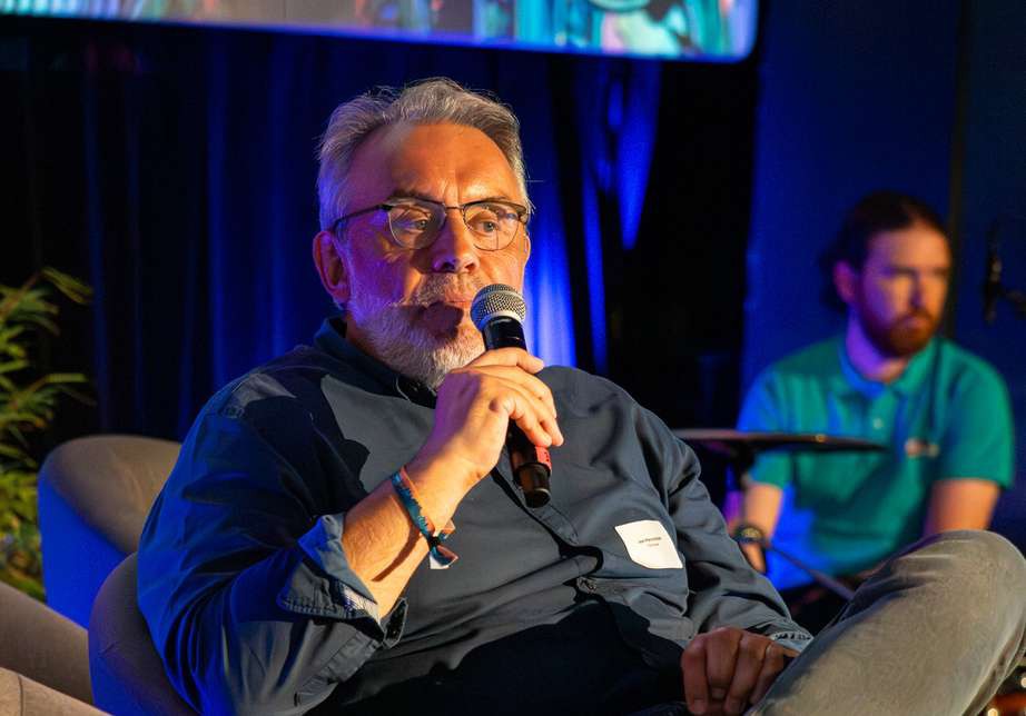 Intervenant au micro lors d’une conférence professionnelle