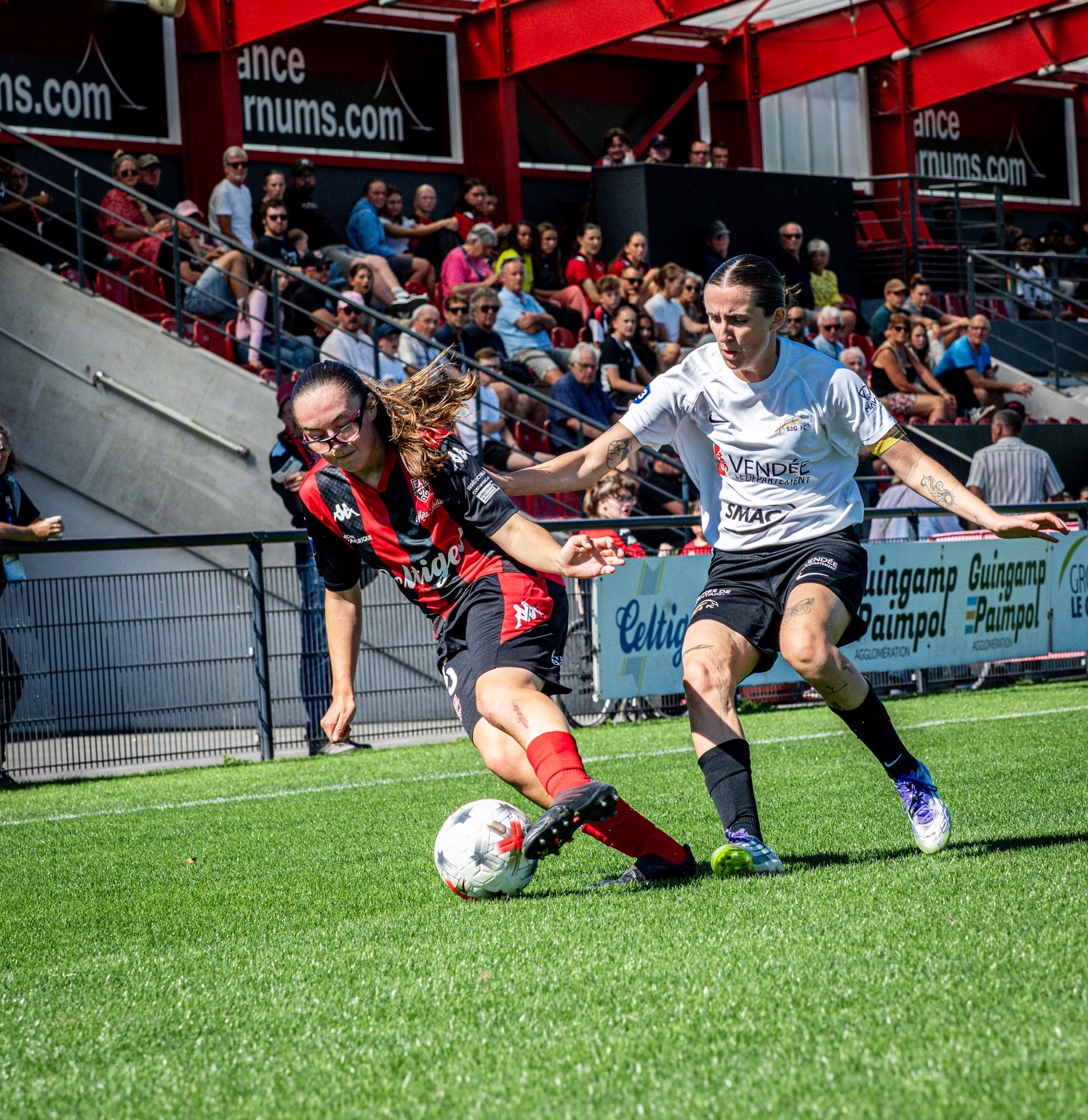 Deux joueuses disputent le ballon au bord du terrain, reportage Amy Pulse