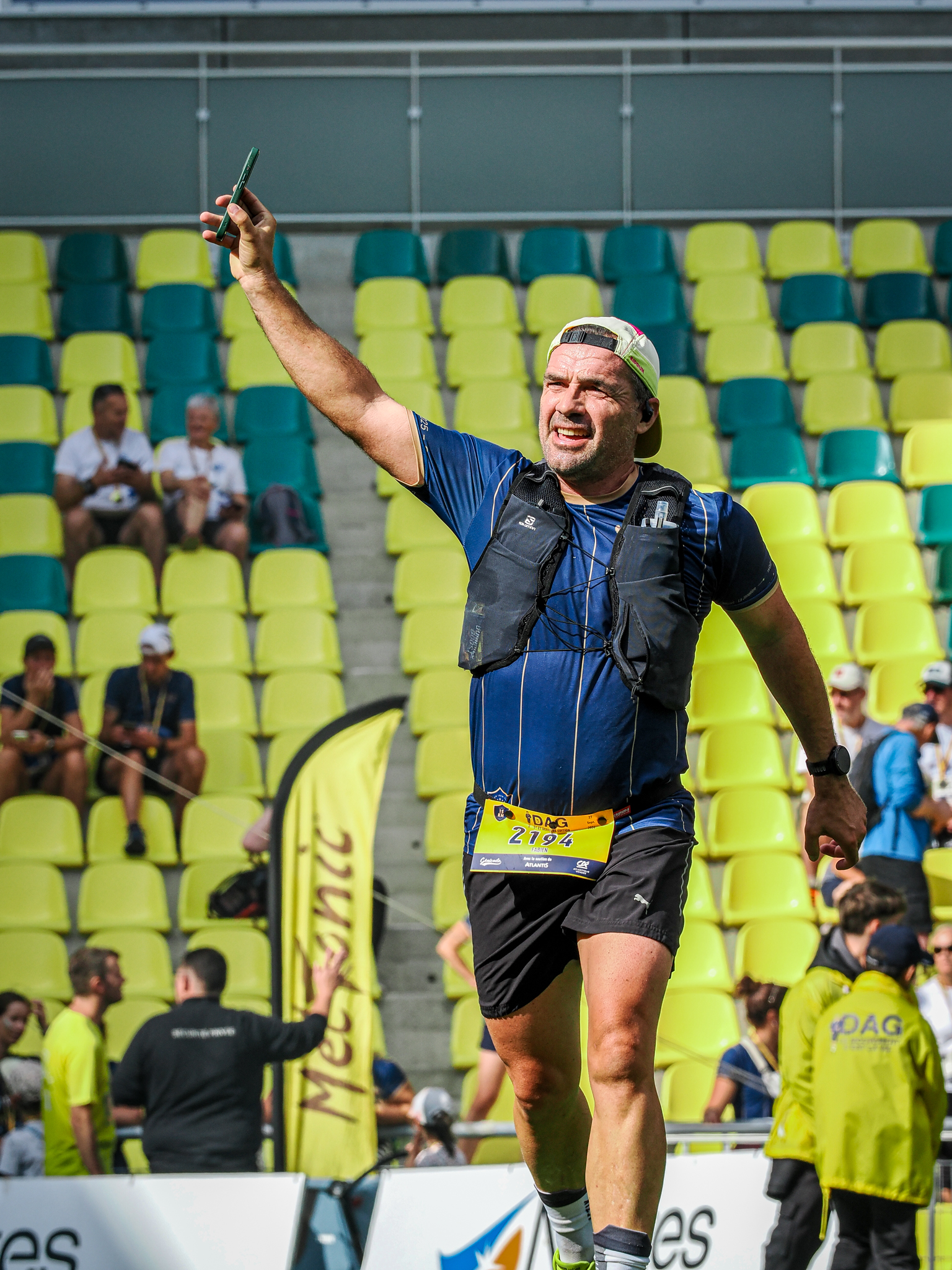 Coureur souriant, poings levés à l’arrivée d’une course — Amy Pulse
