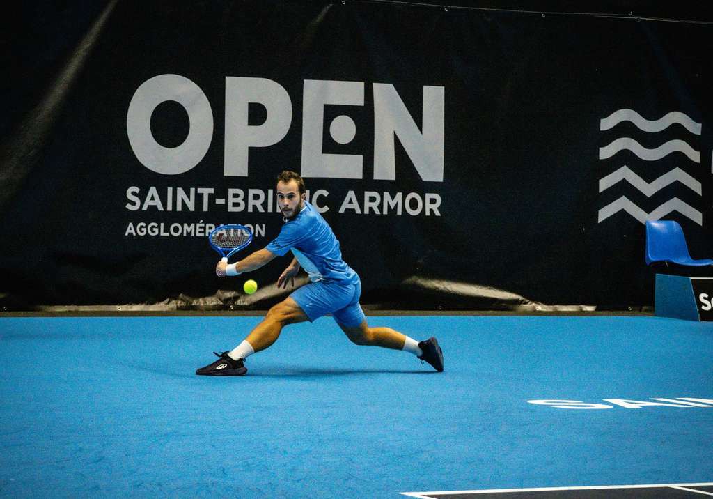 Joueur de tennis en action pendant l’Open Saint-Brieuc